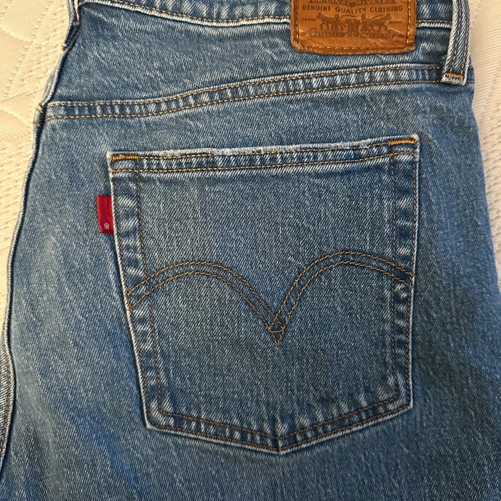 LEVI WEDGIE JEAN SIZE 31